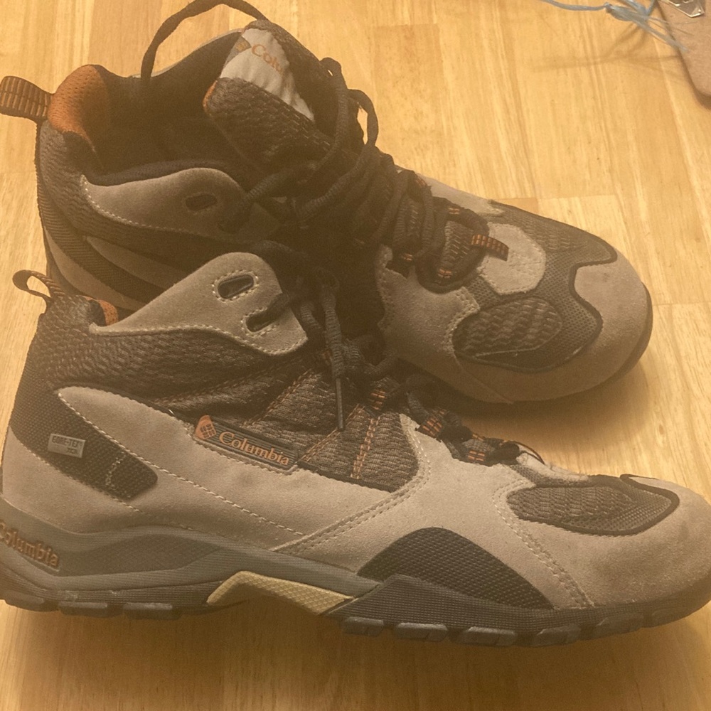 Columbia Men's Gray and Orange Athletic Shoes